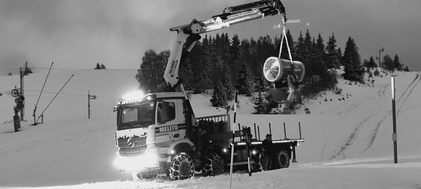 Travaux de manutention pour la pose de canons à neige Les Gets