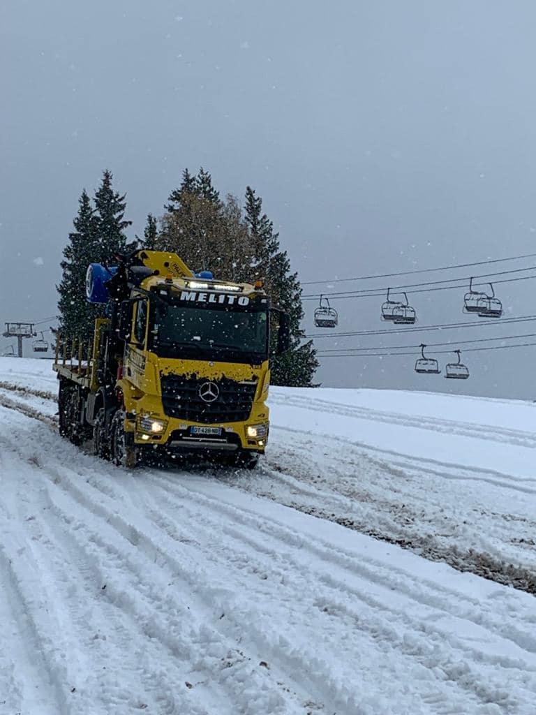 Travaux de manutention pour la pose de canons à neige Les Gets