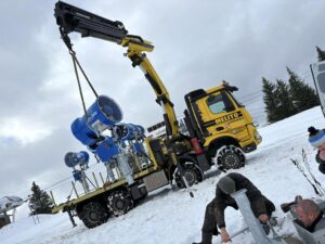 Travaux de manutention pour la pose de canons à neige Les Gets