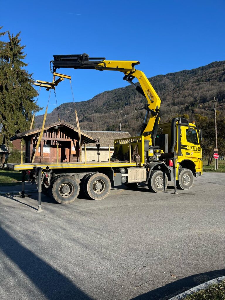 Camion Melito Mercedes 8x8 levant un abribus