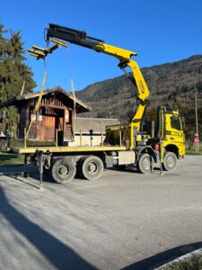 Camion Melito Mercedes 8x8 levant un abribus