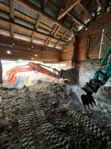 Deux pelles dans une ferme