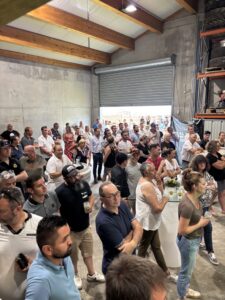 Invités écoutant le discours
