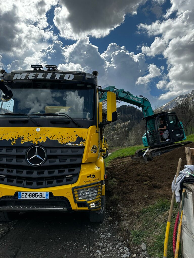Camion Mercedes et pelle Kobelco Melito